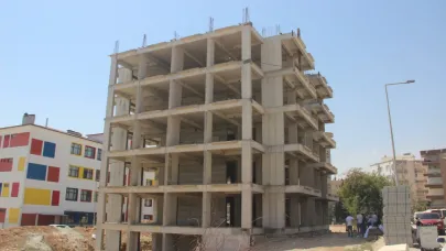 Müteahhit kendisini ihbar etti: Bina mühürlenerek yıkımı yapıldı