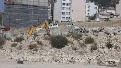 Yıktığı binanın altında kalmaktan saniyelerle kurtuldu, korku dolu anlar kamerada