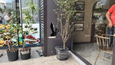Başakşehir’de araç dükkanlara daldı:  Kurye ezilmekten bir adımla kurtuldu