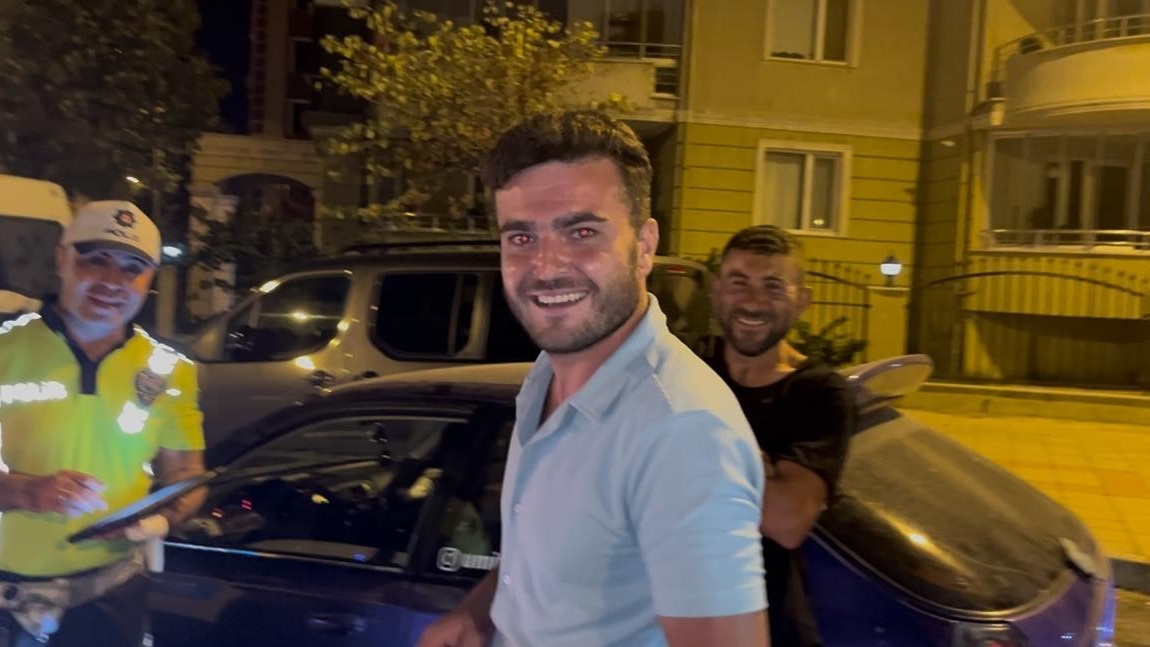 İlk kez ehliyetini kaptırdığı polisi tebrik etti
