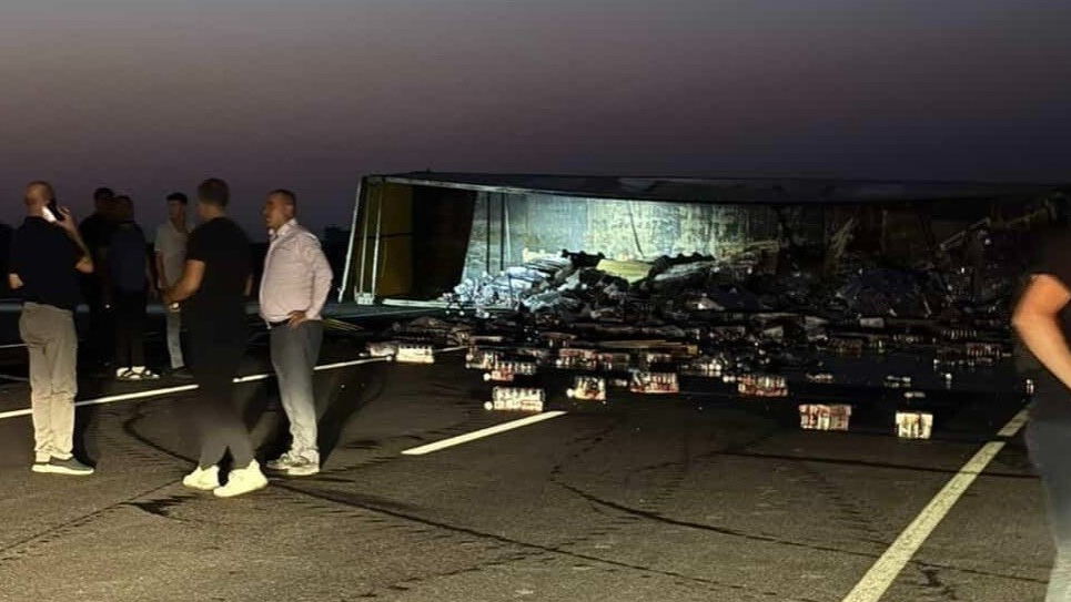 Gaziantep’te devrilen meşrubat yüklü tırın sürücüsü yaralandı