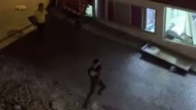 Fatih’te kahvehanede çıkan tartışma dışarıya taştı: Taşla camı çerçeveyi indirdi