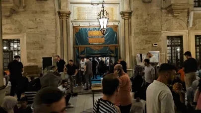 Mevlid Kandili’nde vatandaşlar Eyüpsultan Camii’ne akın etti