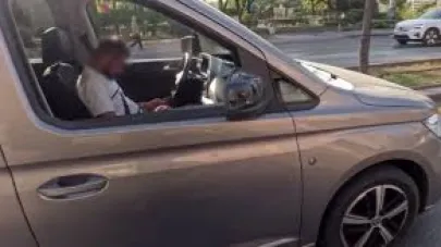 Trafikte uyuya kalan sürücü  kameraya yansıdı
