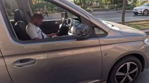 Trafikte uyuya kalan sürücü  kameraya yansıdı