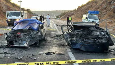 Alev topuna dönen otomobillerden geriye demir yığınları kaldı