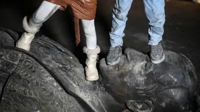Hafız Esad’ın heykeli Emevi Meydanı’nda sürüklenmeye devam ediyor