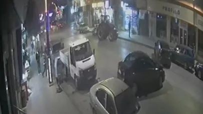Alkollü traktör sürücüsü 3 araca çarparak durabildi: O anlar kamerada