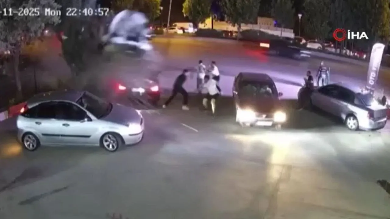 Ankara’da kontrolden çıkan aracın oto yıkamacıya uçtuğu anlar kamerada