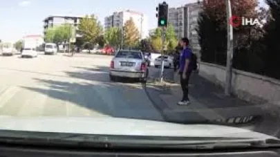 Yaya geçidinde bekleyen öğrenci ölümden kıl payı kurtuldu