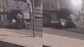 Kamyon motosikletliyi ezdi: Dehşet anı kamerada