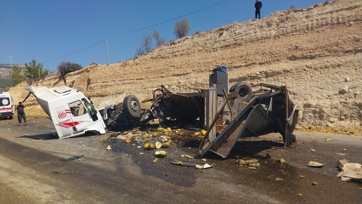 Mersin'de meydana gelen otobüs kazasında 3 kişi öldü, 6 kişi yaralandı