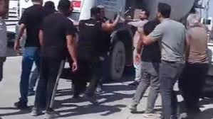 Kendini ringde hissedercesine kamyonu yumrukladı