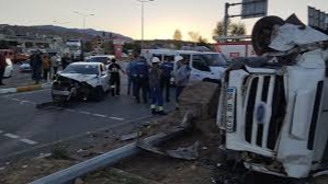 Sivas’ta  işçileri taşıyan minibüs otomobille çarpıştı: 15 yaralı