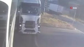 Freni patlayan tırın otobüse çarpma anı kamerada