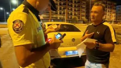 Alkollü halde çocuklarıyla trafiğe çıktı, yakalanınca polise beddua yağdırdı