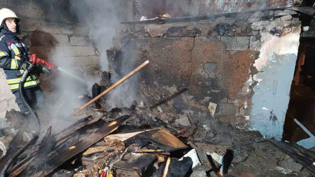 Erzurum’da eski ev  yanarak kül oldu