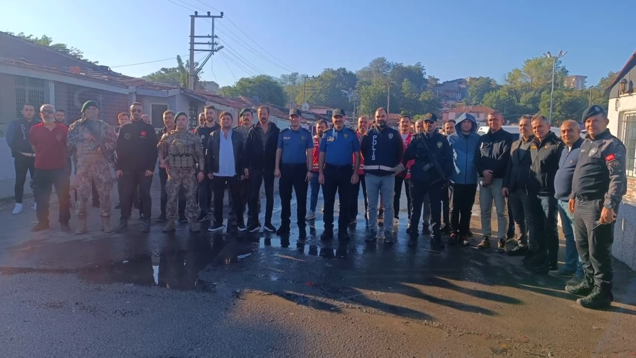 Çorlu’da 900 polisle şafak operasyonu: Uyuşturucu ve silahlar ele geçirildi