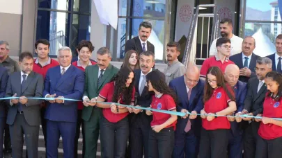 Milli Eğitim Bakanı Yusuf Tekin, Erzurum’da okul açılışını okulun öğrencileriyle birlikte yaptı