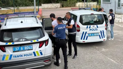 Restoranda yemek yiyen polis memurunu darp ettiler