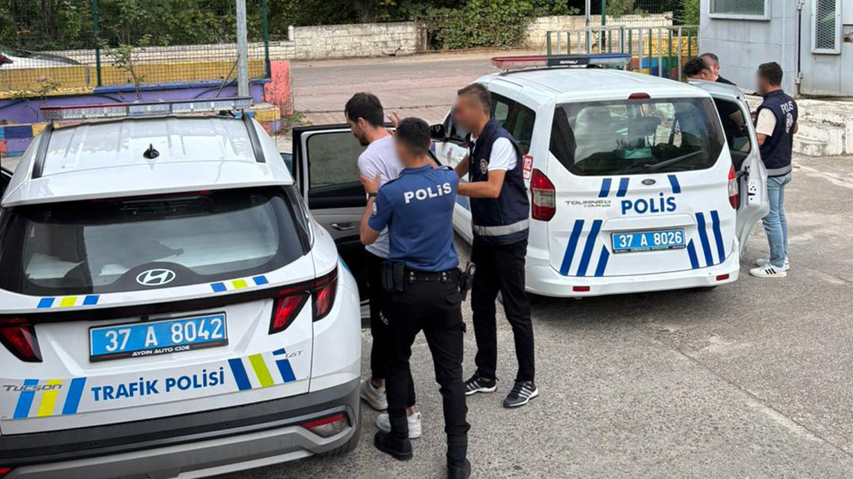 Restoranda yemek yiyen polis memurunu darp ettiler