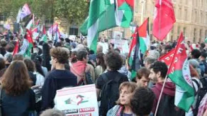 Paris'te binlerce kişi İsrail'in Gazze'ye saldırılarını protesto etti