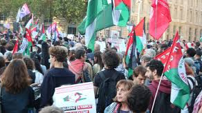 Paris'te binlerce kişi İsrail'in Gazze'ye saldırılarını protesto etti
