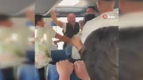 Otobüs şoförü ile yolcu birbirine girdi...O anlar kamerada