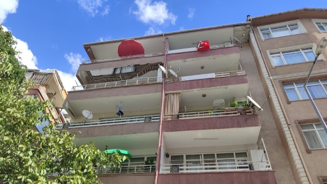 Güngören’de balkonu çöken 5 katlı bina boşaltıldı