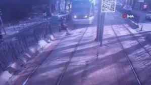 Beyoğlu’nda tramvayın yayaya çarptığı anlar kamerada