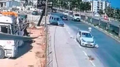 Kucağına aldığı oğluyla yolun karşısına geçerken otomobil çarptı