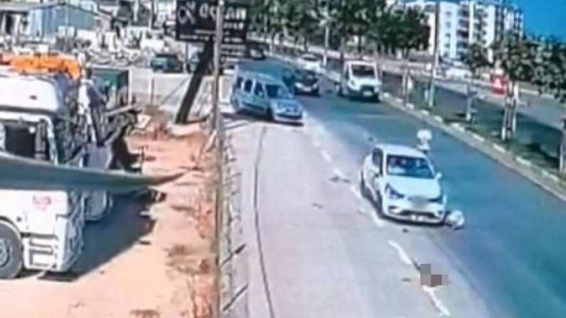 Kucağına aldığı oğluyla yolun karşısına geçerken otomobil çarptı
