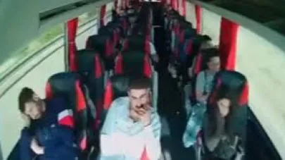 Yolcu otobüsü ile kamyonetin kaza anı kamerada