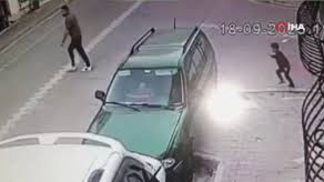 Esenyurt’ta oğluna araba çarpacağını gördü, kendini otomobilin önüne attı