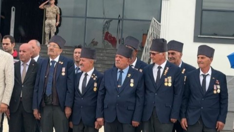 Valiye şemsiye var, gazilere yok