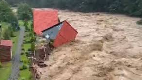 Rize’nin Çamlıhemşin ilçesinde etkili olan sağanak yağışın ardından dereler taştı.