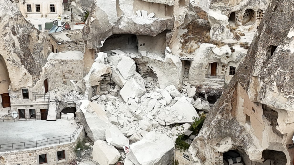 Kapadokya’da peribacası yıkıldı