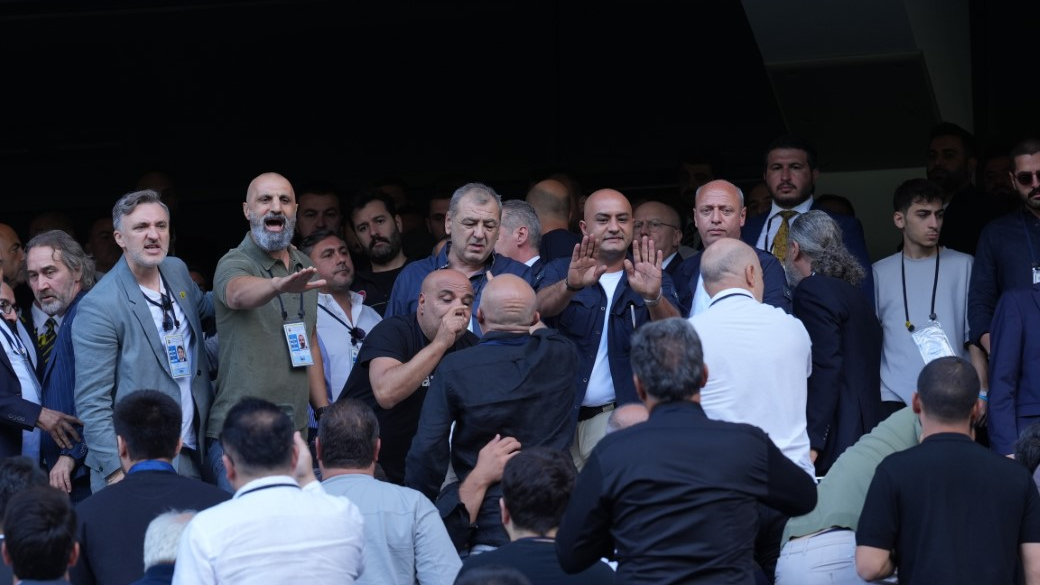Fenerbahçe kongresinde gerginlik yaşandı