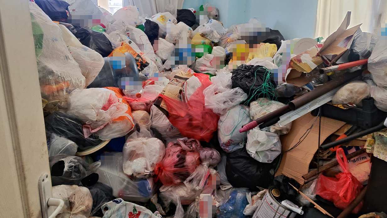 Adana’da apartman dairesinden iki kamyon çöp çıktı