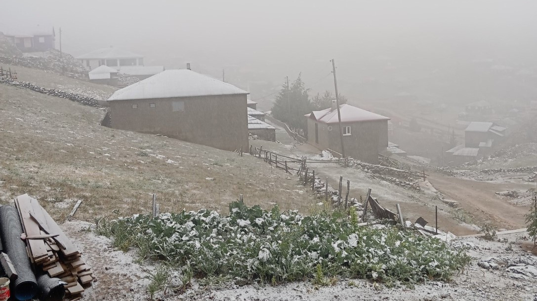 Şiddetli yağış yerini zirvelerde kara bıraktı