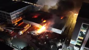 Başakşehir’de bulunan sevkiyat deposunda   yangın çıktı.