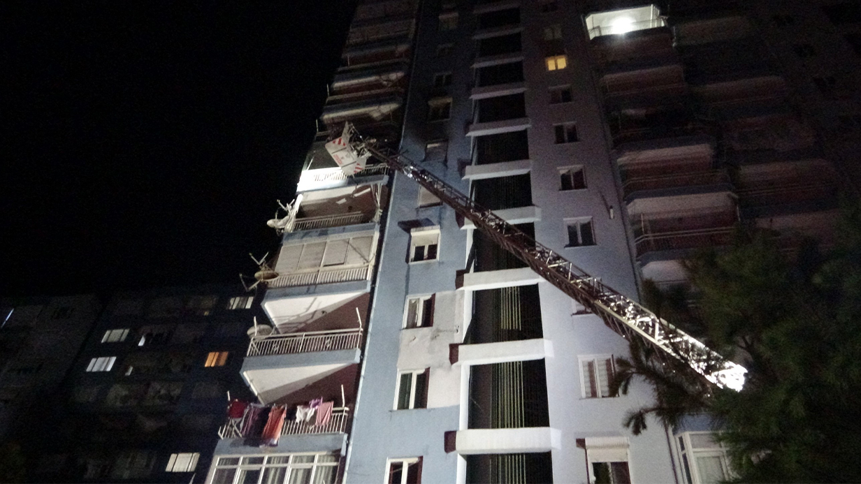 Ocakta unutulan yemek 15 katlı apartmanı tahliye ettirdi