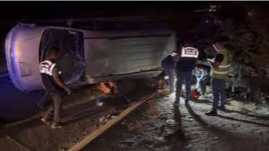 Gaziantep’te lastiği patlayan minibüs taklalar atarak devrildi: 2 ölü, 8 yaralı