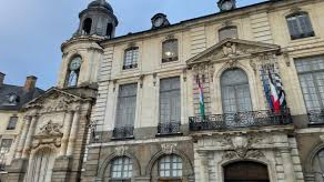 Fransa’da 52 belediye binasına Filistin bayrağı asıldı