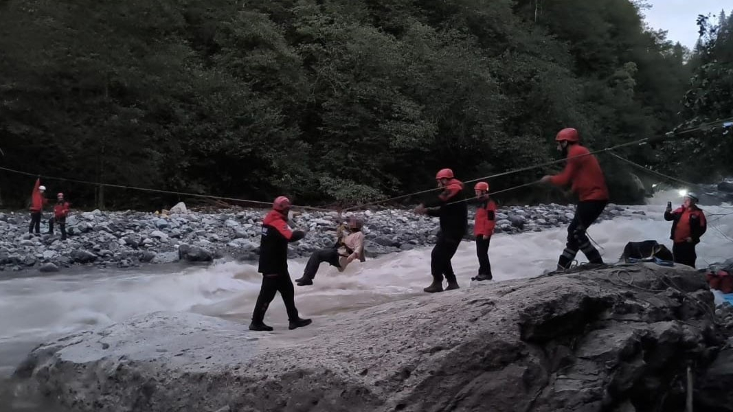 Rize'de evinde mahsur kalan kadın kurtarıldı