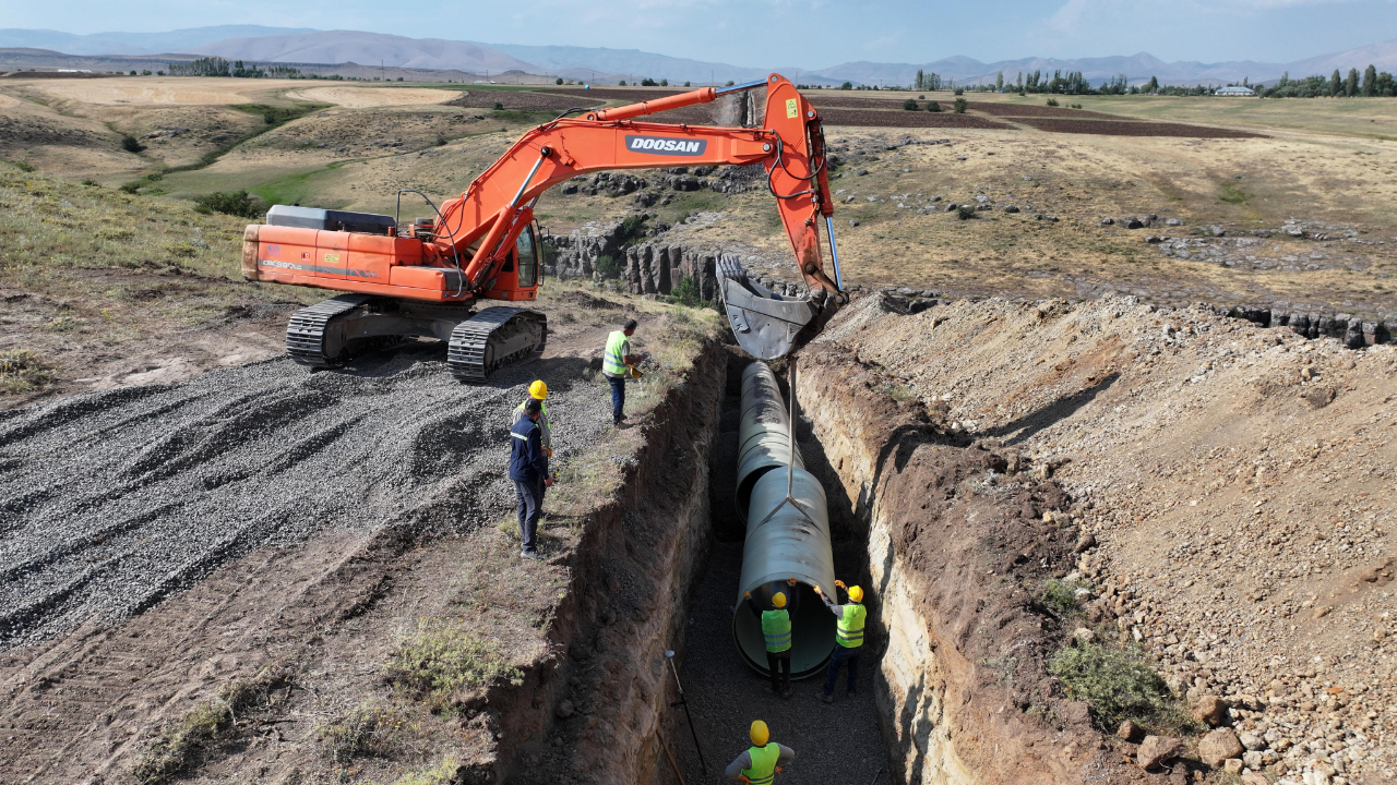 Hınıs Başköy Barajı sulama inşaatı son hızla devam ediyor