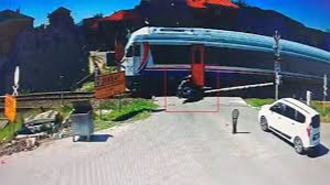 Zonguldak'ta yolcu treni ile motosiklet çarpıştı