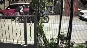 Esenyurt’ta 2 motosikletli araçların lastiklerini patlattı: O anlar kamerada