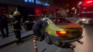 Kontrolden çıkan  otomobilin altında kalmaktan kıl payı kurtuldu