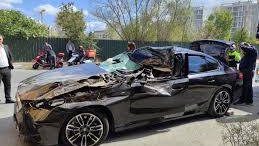 Hızını alamayan lüks otomobil park halindeki tırın altına girdi